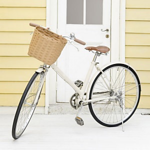 白い自転車の壁紙(iPad3用/2048×2048)