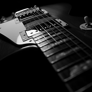 黒いギターの壁紙(iPad3用/2048×2048)