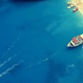俯瞰した海辺と船 iPhone6壁紙