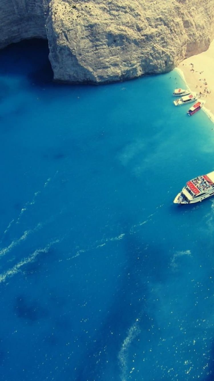 俯瞰した海辺と船 iPhone6壁紙