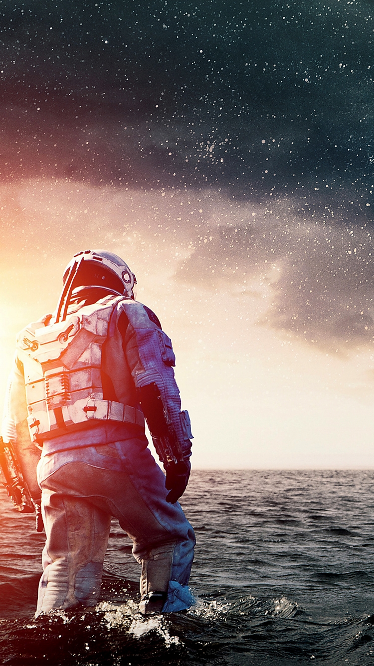 海を歩く宇宙飛行士 iPhone6壁紙