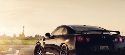 停車中の日産GT-R Android壁紙