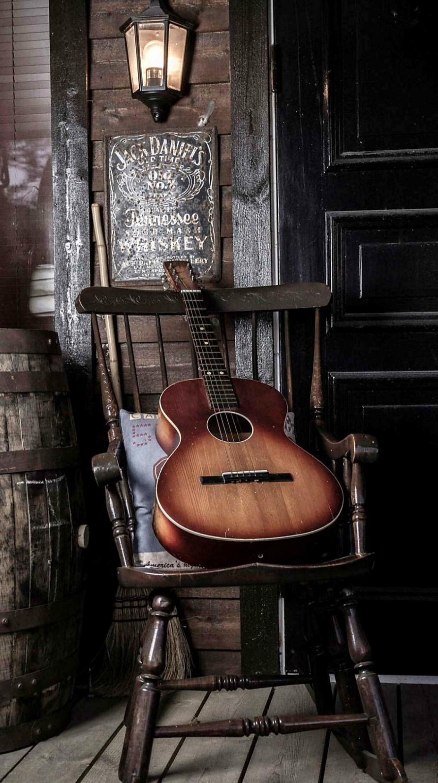 椅子の上のギター iPhone6壁紙